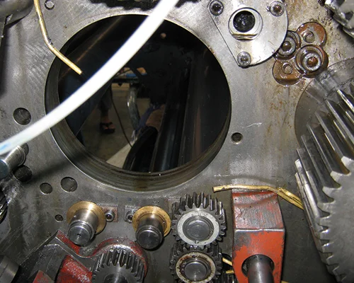 Perbaikan bearing seat mesin cetak offset.